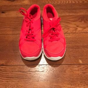 Nike pink tennis shoes